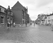 18507 Gezicht in de Abstederdijk te Utrecht uit het zuidwesten, met links buurthuis Sterrenzicht (Abstederdijk 26) en ...